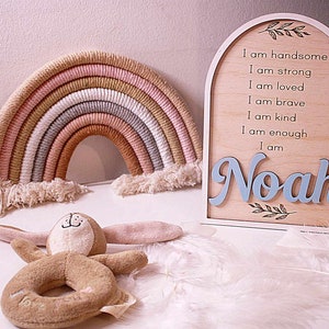 Scheda di affermazione per bambini / Decorazione personalizzata per la cameretta dei bambini / Regalo per baby shower / Targa in legno incisa / Cartello per camera da letto per bambine e bambini / Nome del bambino