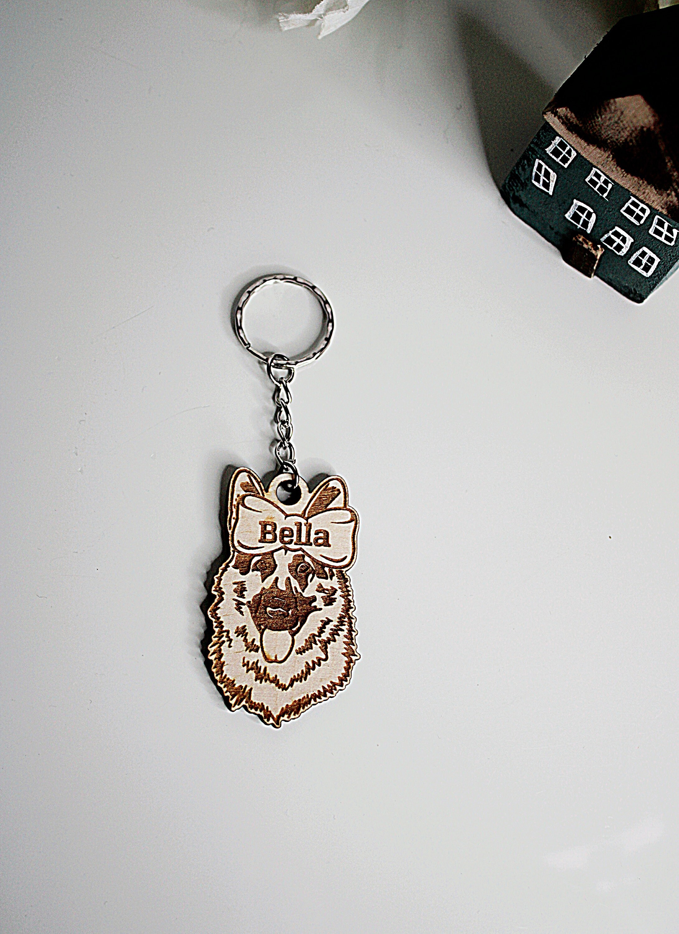 Portachiavi Pastore Tedesco NATSUNO | Regalo Per Amanti Dei Cani | Targhetta In Acciaio Inox 'Home Is Where The German Shepherd Is'