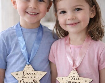 Medalla personalizada con el nombre de la clase para egresados de la escuela 2023 / Regalo para maestros y alumnos / Estrella de madera / Insignia de egreso de la escuela / Del maestro / Fin de curso