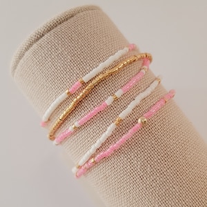 Rosa kleine Perlen Armband Set, Delica Armbänder, Stacking dehnbare Armbänder, Samen Perlen Armband, zierliche Armband Frauen, Gold Minimalist