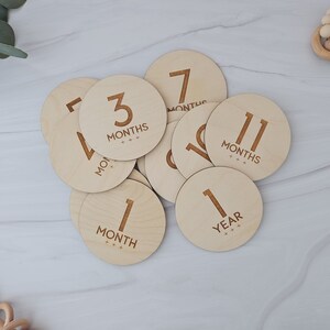 Cartes d'étape mensuelles en bois | Mois en bois | Marqueurs bébé | Souvenir de naissance, cadeaux pour future maman | Cadeaux pour nouveau-nés | Cadeau baby shower