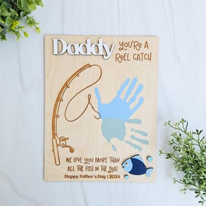 Handprint Fishing Sign: Personalized Father&#39;s Day Wood Keepsake