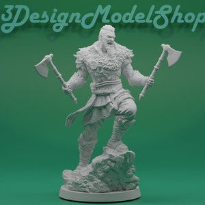 Puede incluir: Figurilla de guerrero impresa en 3D en blanco con barba y dos hachas. El guerrero está de pie sobre una base rocosa.