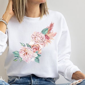 Trendy Shirt, Rose Sweatshirt, Cottagecore Sweatshirt, Pink Rose Sweatshirt, Trendy Sweatshirts, Women&#39;s Sweatshirt, Floral Sweatshirt, Bota