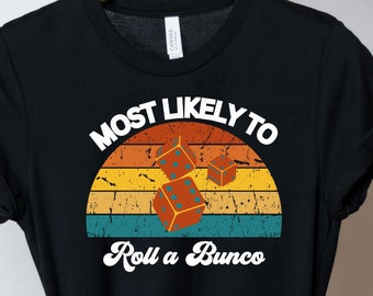Könnte beinhalten: Schwarzes T-Shirt mit einem Vintage-Sonnenuntergang-Motiv und dem Text "Most Likely to Roll a Bunco".