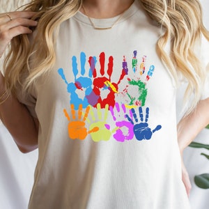 Camicia di impronte di mani astratte, camicia di mani amiche, maglietta grafica, camicia di impronte di mani carine, regalo per lei, regalo amico, regalo artista, impronta di colore