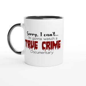 Pode incluir: Uma caneca de cerâmica branca com interior e alça pretos. A frente apresenta o texto preto "Sorry, I can't... I'm gonna watch a" e "Documentary", com as palavras "TRUE CRIME" em uma fonte vermelha grande com efeito de gotejamento.