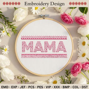 Peut inclure: Un cercle à broder blanc avec le mot "MAMA" brodé en rose. Le texte est encadré de bordures à carreaux roses et blancs. Le texte "Embroidery Design" est en haut. L'image est ornée de fleurs blanches et de roses roses.