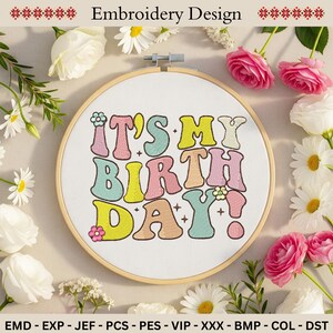 Peut inclure: Un cercle à broder avec l'inscription "IT'S MY BIRTHDAY!" dans une typographie rétro colorée. Le motif est entouré d'un cercle en bois et posé sur un fond en tissu blanc. Les mots sont de couleurs pastel avec des accents floraux.