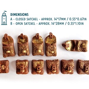 Op de afbeelding: Tien miniatuur bruine leren tasjes met gouden accenten en gespen. De tasjes zijn ongeveer 3,5 cm bij 1,7 cm wanneer ze gesloten zijn en 3,5 cm bij 2,8 cm wanneer ze open zijn.  AFMETINGEN A - GESLOTEN TAS - CA. 14*17MM / 0.55*0.67IN B - OPEN TAS - CA. 14*28MM / 0.55*1.10IN