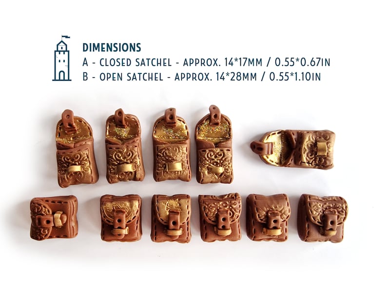 Op de afbeelding: Tien miniatuur bruine leren tasjes met gouden accenten en gespen. De tasjes zijn ongeveer 3,5 cm bij 1,7 cm wanneer ze gesloten zijn en 3,5 cm bij 2,8 cm wanneer ze open zijn.  AFMETINGEN A - GESLOTEN TAS - CA. 14*17MM / 0.55*0.67IN B - OPEN TAS - CA. 14*28MM / 0.55*1.10IN