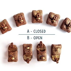Op de afbeelding: Tien miniatuur bruine leren tassen met gouden accenten en gespen. Sommige tassen zijn gesloten, terwijl andere open zijn en de binnenkant laten zien. De tassen zijn gelabeld met "A - GESLOTEN" en "B - OPEN".