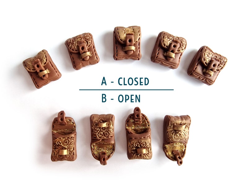 Op de afbeelding: Tien miniatuur bruine leren tassen met gouden accenten en gespen. Sommige tassen zijn gesloten, terwijl andere open zijn en de binnenkant laten zien. De tassen zijn gelabeld met "A - GESLOTEN" en "B - OPEN".