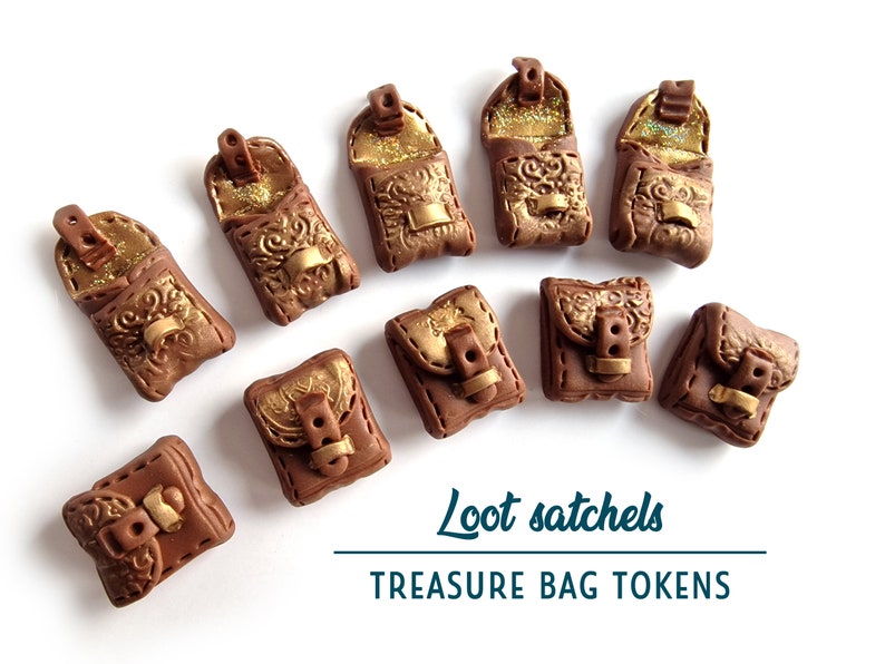 Op de afbeelding: Negen bruine, lederachtige schat-zakken met gouden accenten en gespen. De zakken zijn in een halve cirkel op een witte achtergrond gerangschikt. De tekst "Loot satchels" en "TREASURE BAG TOKENS" staat onder de zakken.