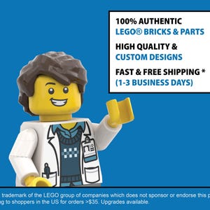 Puede incluir: Una minifigura de LEGO con cabello casta&ntilde;o, cabeza amarilla y bata blanca. La figura sostiene una pieza amarilla. El texto en una caja blanca dice "100% AUTHENTIC LEGO&reg; BRICKS & PARTS" y "HIGH QUALITY & CUSTOM DESIGNS".