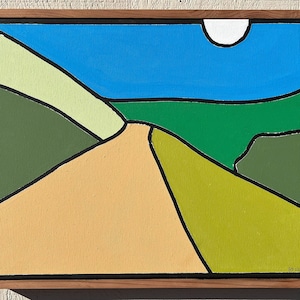 Könnte beinhalten: Abstrakte Landschaftsmalerei mit blauem Himmel und weißer Sonne. Das Kunstwerk zeigt sanfte Hügel in Grün- und Beigetönen, die mit Schwarz umrandet sind. Das Gemälde ist in einem Naturholzrahmen gerahmt.