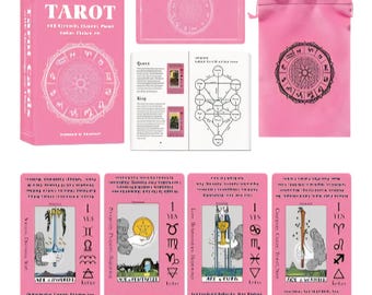 Könnte beinhalten: Ein rosa Tarotkartenset bestehend aus einer mit TAROT beschrifteten Schachtel, einem Begleitbuch mit einem Lebensbaum-Diagramm, einem Beutel mit Kordelzug und kreisförmigem Tierkreiszeichen sowie vier Karten mit Abbildungen von Schwertern, Münzen, Kelchen und Stäben.