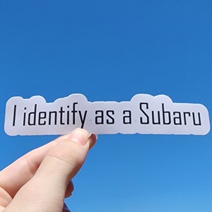 Autocollant personnalisé Je m'identifie comme étant un autocollant Subaru ; Imperméable, parfait pour les voitures, les ordinateurs portables et les bouteilles d'eau