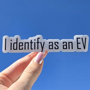 Adhesivo personalizado que identifico como EV; resistente al agua, perfecto para coches, portátiles y botellas de agua.