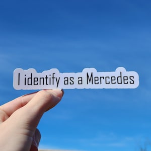 Ich identifiziere mich als Mercedes - Lustiger Hochwertiger Aufkleber
