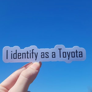 Je m'identifie comme un autocollant toyota, un autocollant amusant, un autocollant pour ordinateur portable, un autocollant pour bouteille d'eau, résistant à l'eau