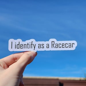 Ik identificeer me als een raceauto - Grappige sticker van hoge kwaliteit