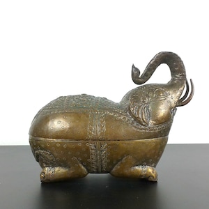 Cambodian Antique Silver Plated Elephant Shaped Betel Storage / Jewelry Box, Vintage Chinoiserie Chic Boxes, Elephant Home Decor, Asian Gift