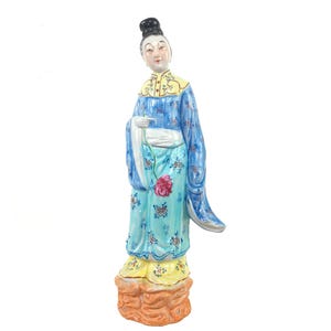 Chinese Export Large Polychrome Porcelain Courtesan Figure, Grand Millennial Home Decor, Chinoiserie Chic, Famille Rose Sculpture, Asian Art