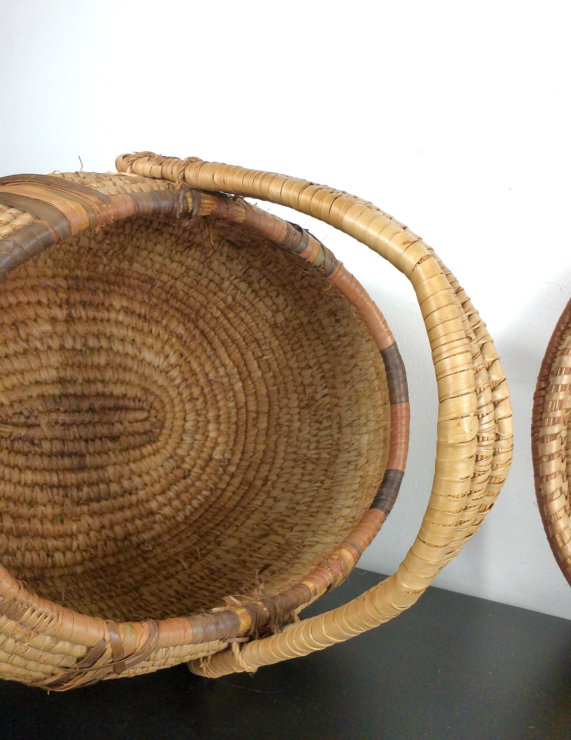 Panier Ancien Amérindien – Bois Peint Et Tissé – Artisanat Tribal Des Woodlands (USA)