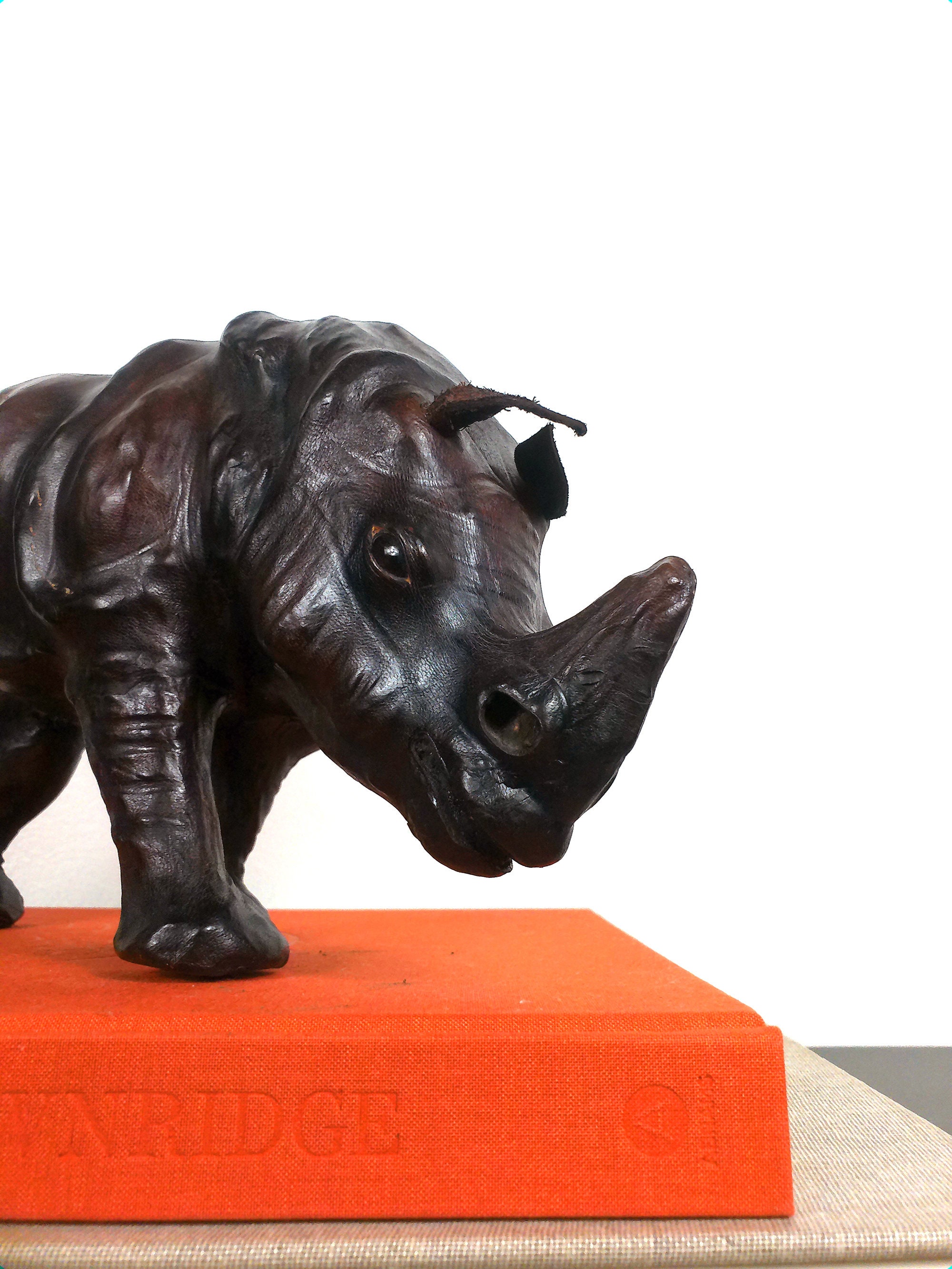 アフリカ マサイ村マーケット ビーズの動物(４体セット) African Set of 4 Safari Sculpture Set, Leather Animals, Mid