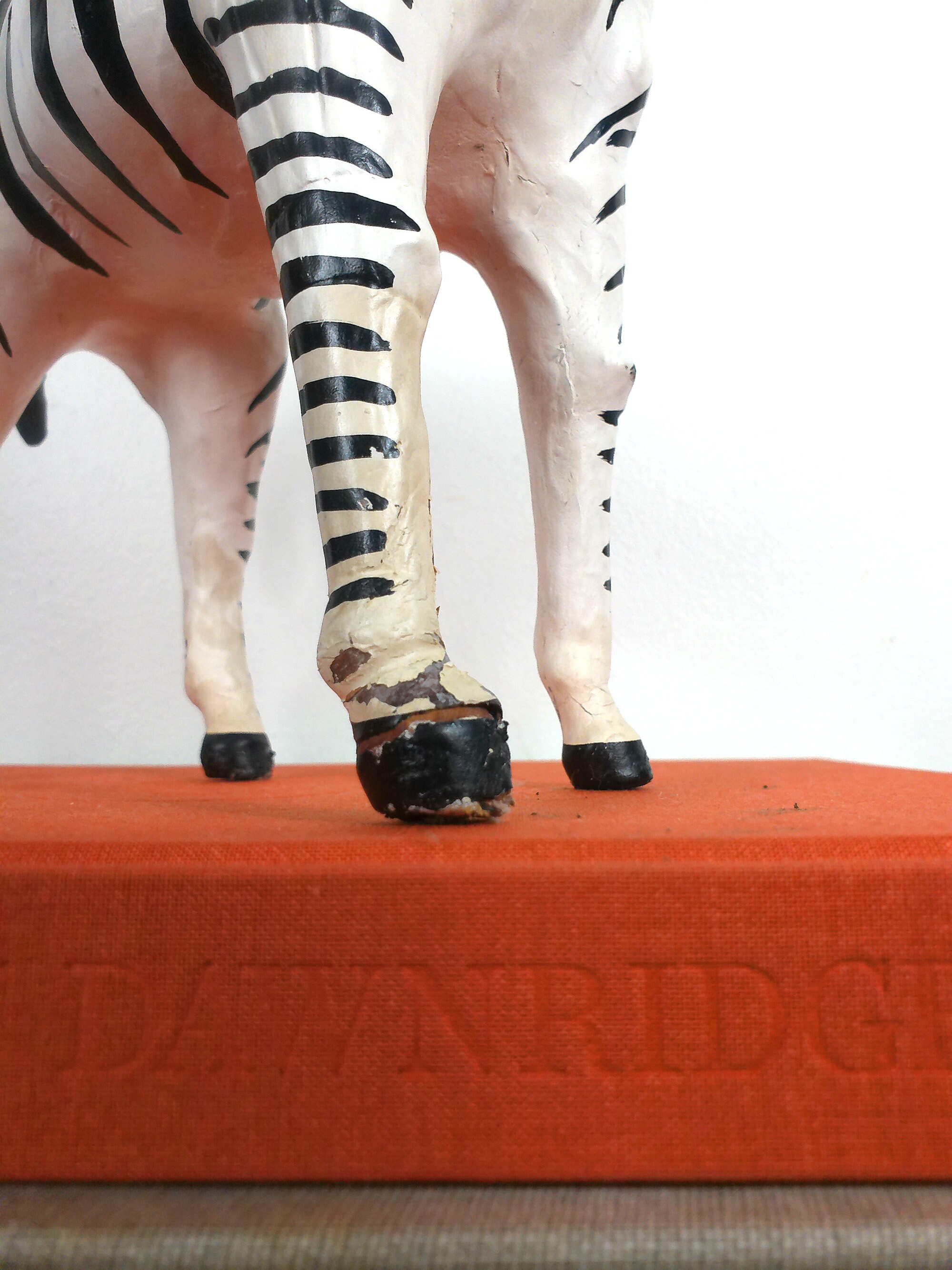アフリカ マサイ村マーケット ビーズの動物(4体セット) African Set of 4 Safari Sculpture Set, Leather Animals, Mid