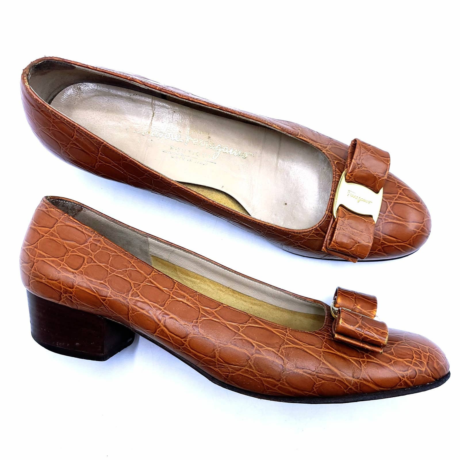 Vintage Salvatore Ferragamo Vara Bow Pump Croc Embossed