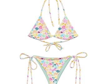 Braziliaans triangelbikinistrand met pastelkleurige bloemen