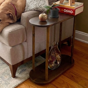 Table d'appoint étroite en bois massif : table de bout mince de salon à deux niveaux avec rangement, organisateur de tables basses peu encombrant