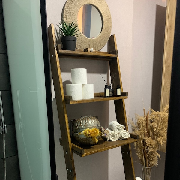 Walnoot boven de toiletladderplank, houten plank, badkameropslag, toiletrolhouder, boven toiletplank, ladderplank, decoratieve plank