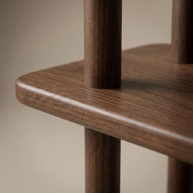 Pode incluir: Close-up de uma prateleira de madeira com bordas arredondadas e suportes verticais. A prateleira &eacute; feita de madeira marrom escura, mostrando o gr&atilde;o natural. O design &eacute; minimalista e moderno, adequado para decora&ccedil;&atilde;o de casa.