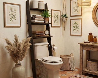 Houten plank boven de toiletladder: opbergruimte voor ruimtebesparende badkamer