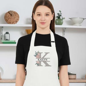 Delantal con monograma para mujer – Delantal personalizado con inicial y nombre – Regalo bordado personalizado – Elegante delantal de cocina