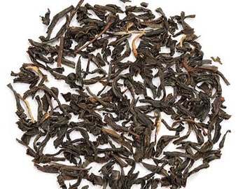 Könnte beinhalten: Lose schwarze Teeblätter, eine Mischung aus schwarzem Tee und anderen Zutaten, zum Aufbrühen einer Tasse Tee.