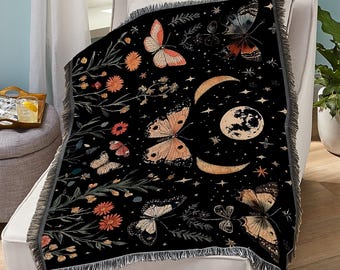 Manta tejida con diseño de mariposa y luna: tapiz gótico botánico de polillas