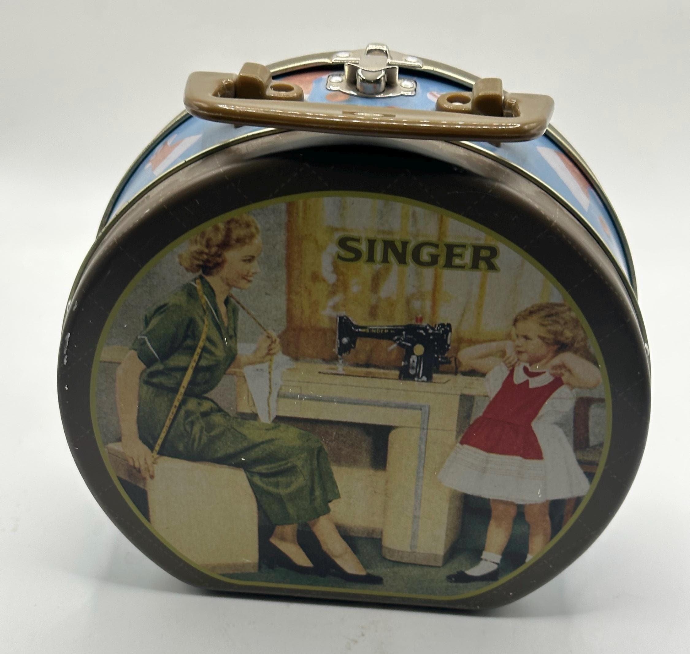 SINGER社のヴィンテージのバスケット　缶　Tin Vintage Cheinco Singer Sewing Machine 13