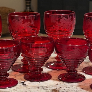 Vintage Rubinrött Etsat Blommigt Glas Set med 8 Bägare & Sorbetglas Eleganta Glas