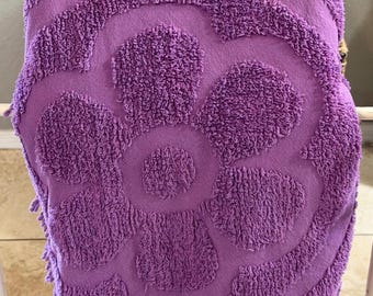 Copriletto vintage primaverile/estivo in ciniglia viola con frange e motivo floreale grande