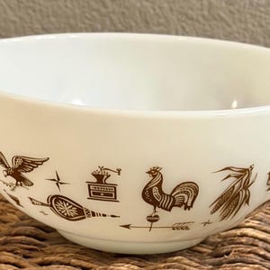 Cuenco vintage Pyrex Early American Cinderella 443, tetera Pyrex marrón y blanca con diseño de gallos y águilas, molinillo de trigo