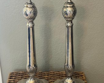 Vintage Hollywood Regency silverfärgade ljusstakar – höga 20” tunga metallljusstakar – par i neoklassisk inredning
