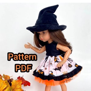 Puede incluir: Una muñeca con un sombrero de bruja negro, un vestido de Halloween de color negro y naranja y zapatos dorados. La muñeca está de pie sobre un fondo blanco con hojas de otoño y bayas en primer plano. El texto "Pattern PDF" está en la imagen.