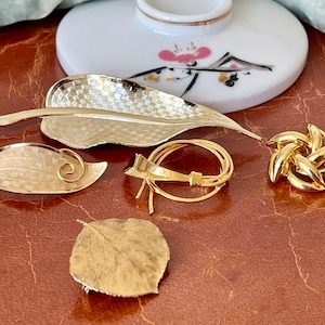 Vintage Lot Brooches Set of 5 Gold Tone Leaf Pins circa 1960’s to 1970’s Mid Century Costume Jewelry CJ768