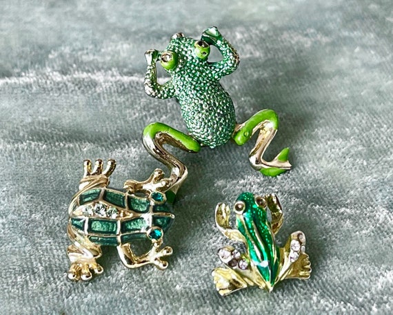 Frog Pin Brooch Set of 3 Rhinestone and Enamel Frog Pins Figural Animal  Pins Frog Jewelry Collector CJ761 