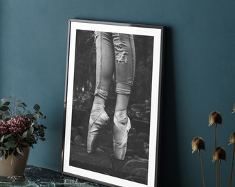 Balletttänzerin - sofort Download druckbare Wandkunst - schwarz weiß minimalistisches monochrome B&W Fotografie Poster Ballerina auf Pointe Jeans