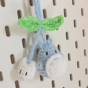 Colgante de Totoro de ganchillo para coche, colgador de espejo retrovisor Ghibli hecho a mano, accesorio para bolso amigurumi, peluche suave de espíritu del bosque, regalo único de anime para imagen 11